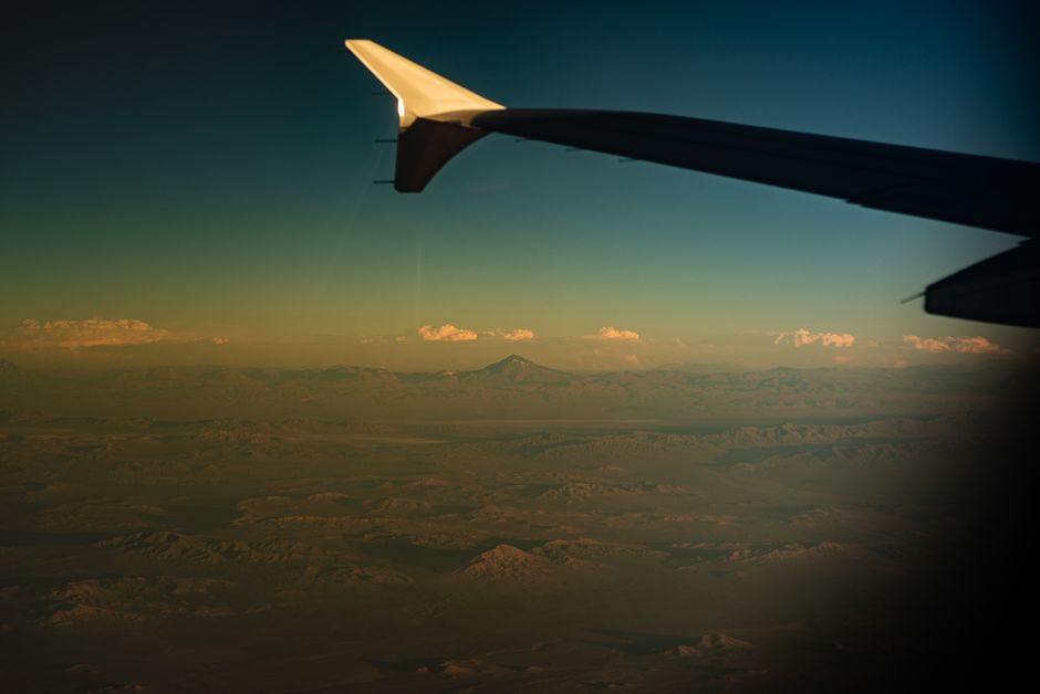 凌晨四点的批发市场，路灯还亮着黄澄澄的光。菜贩子们已经把竹筐摆成两排，青椒上的水珠没干，鱼摊前的冰碴子泛着白。我站在市场入口，忽然想起自己已经三年没出过远门。眼前这些忙碌的、带着泥土气息的场景，竟比任何景点都更让我觉得新鲜。原来旅行未必需要地图，有时候，陌生人生活里的一个清晨，就足够把人从自己的日子里拽出来。